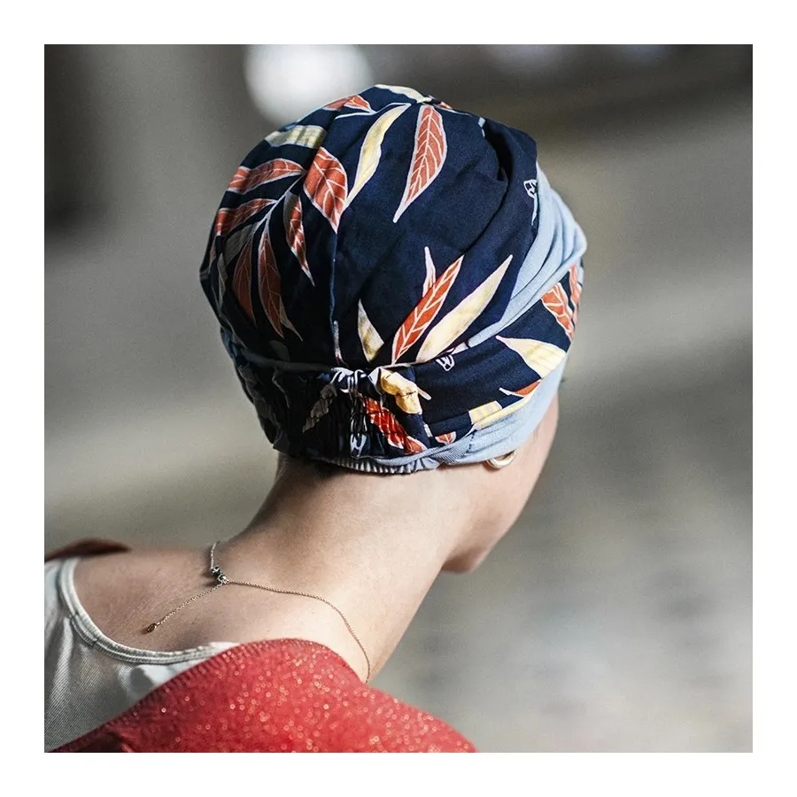 chica de espaldas con turbantes oncológicos